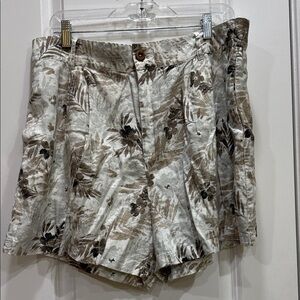 Charlie Paige Beige Floral Women's Shorts